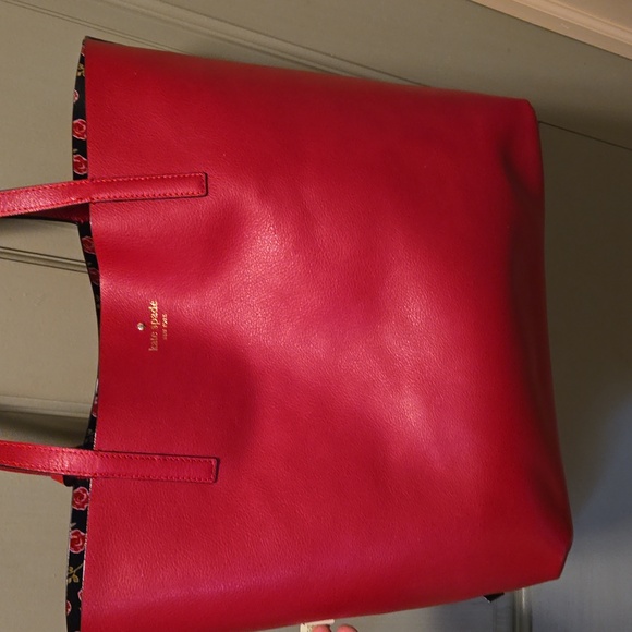 KATE SPADE NWOT  4PC BUNDLE RED FLORAL  REVERSIBLE TOTE BAG FREE WRISLET &WALLET - Picture 6 of 10